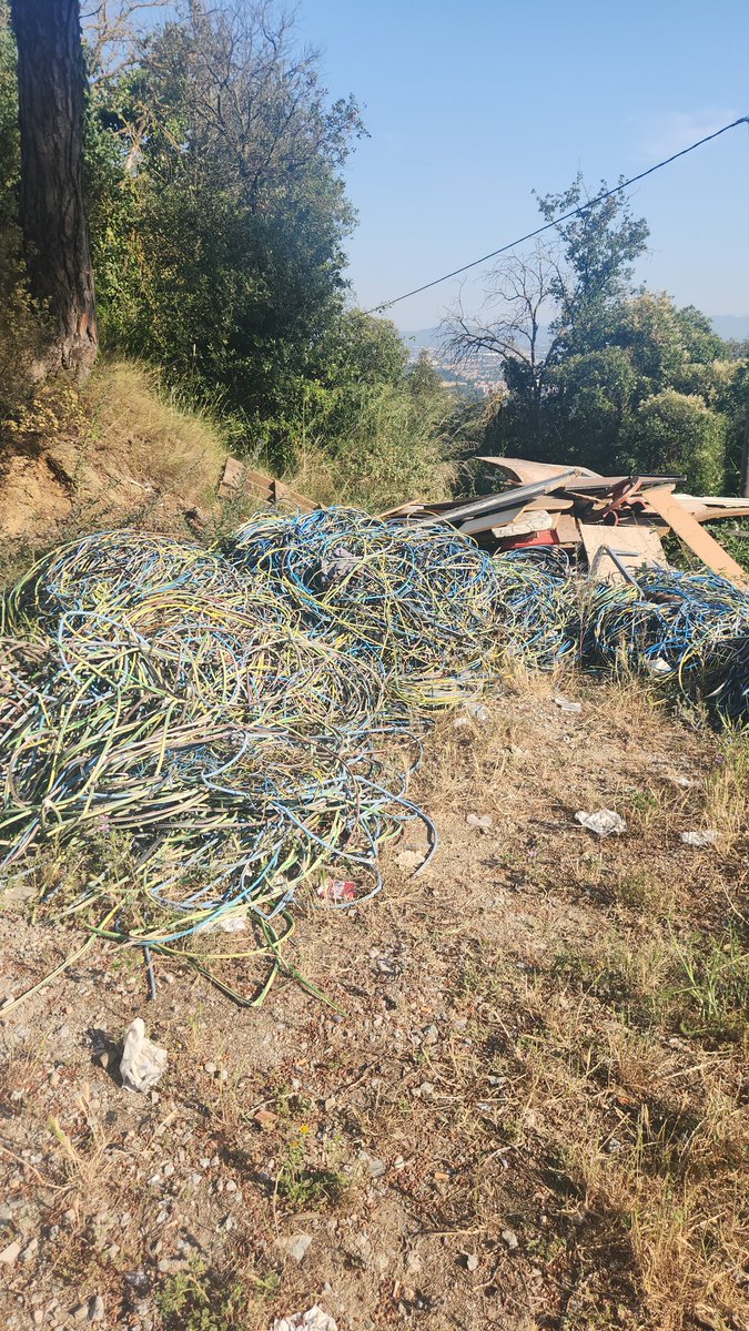 collserolejant's tweet photo. 15 dies després encara hi és, és totalment imdignant la inacció de l administració, si us plau dinofeu perque es solucioni @laveudemontcada @btvnoticies https://t.co/qCuJzfY2VR