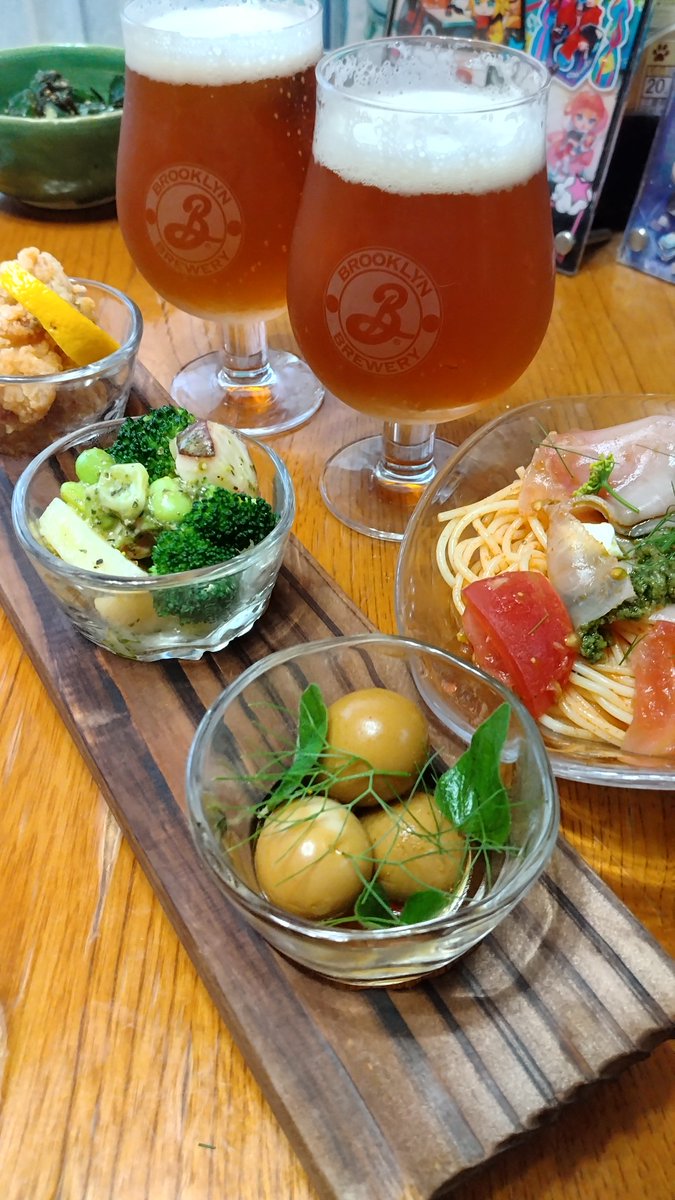 weekender_drunk's tweet photo. 日本酒飲み比べセットの容器にツマミを添えてビール🍺 https://t.co/NjqfEQ8gh4