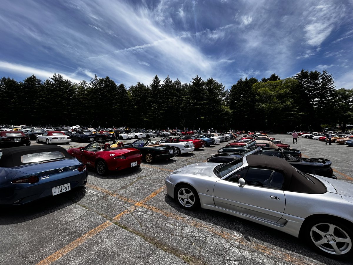 ina00002's tweet photo. 軽井沢ロードスターミーティングにお友達の車で参加させて頂きました！
普通に買いすぎてお金ないなった https://t.co/coRubjT48u