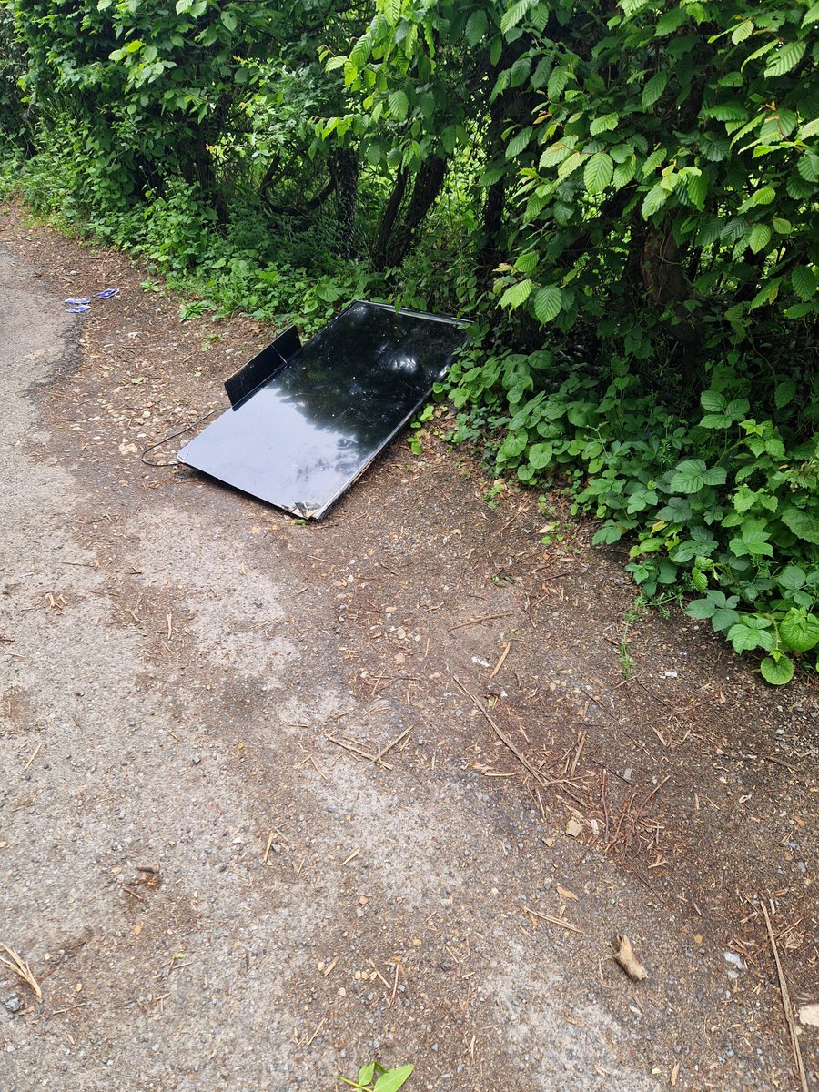 CllrCarlJackson's tweet photo. Spotted this TV on Longbottom Lane between @seergreenbucks and @JordansVillage - less than a mile from the Beaconsfield tip, where it could have been taken for free, and where I have now taken it.

If you see fly-tipping, please report using https://t.co/ubRTpPWxH4 https://t.co/BpVHGToew1