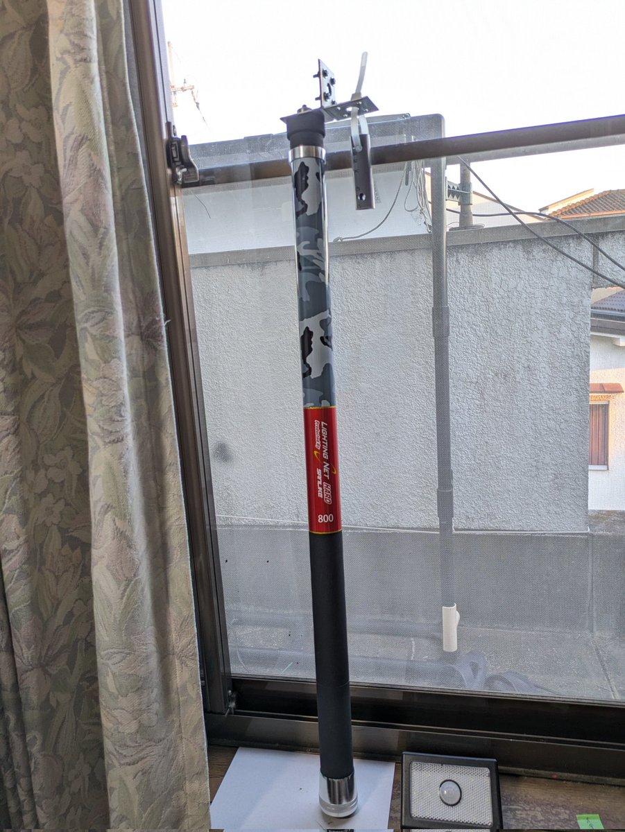 JQ3HPF's tweet photo. 8mロングワイヤーを
サンライクのタモ網で1/2
ネジはせいらん工房から購入
まるしいさんの高帯域トランス
XEH-EF750HD 50W版との組み合わせで次回運用予定です
理論的にならチューナー不要？

#高帯域トランス  #ロングワイヤーアンテナ #アマチュア無線 https://t.co/6lgAEH0U7A