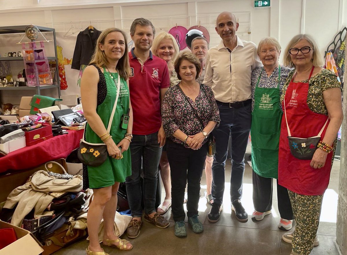 H_Charp's tweet photo. ☀️ ☀️ Vide-grenier au soleil rue Lacaille puis ⛪️ Brocante de la paroisse Saint Joseph hier après-midi : l’occasion d’échanger avec les habitants et de faire de bonnes affaires ! https://t.co/WDpYgU6wP0