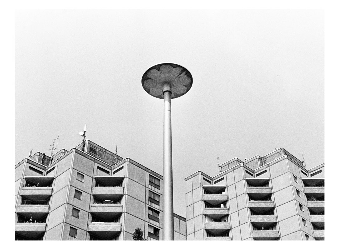 serge_hahamidi's tweet photo. I’m just one of those who sometimes goes out for a walk alone
📷 #LeicaM2 #Summilux50Classic + #KodakRetinaIIIC
🎞️ #Kentmere100 / #Kentmere400 / #kentmere400pushedto800 / #trix400
⚗️ HomeDev #Rodinal 1+100 / 1+25 / #Semistand / #standdevelopment
🖨️ HomeScan #valoieasy35 https://t.co/n27nlhDqD4