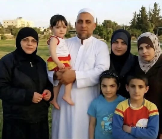 AlbakurBsm48183's tweet photo. عائلة من مدينة حلفايا بريف حماة 
مفقودة بالكامل
الاب : عبد العزيز نعسان حاج احمد 
الام : زبيدة حافظ الصيادي 
الابناء : سندس - فاطمة 
ماريا - شيماء - محمد امين 
فقدوا جميعاً بتاريخ 6/8/2013 اثناء سفرهم من دمشق الى حماه لقضاء اجازة العيد وتم اعتقالهم عند حاجز القبو بين حمص و حماة https://t.co/rHDSNxOT3D