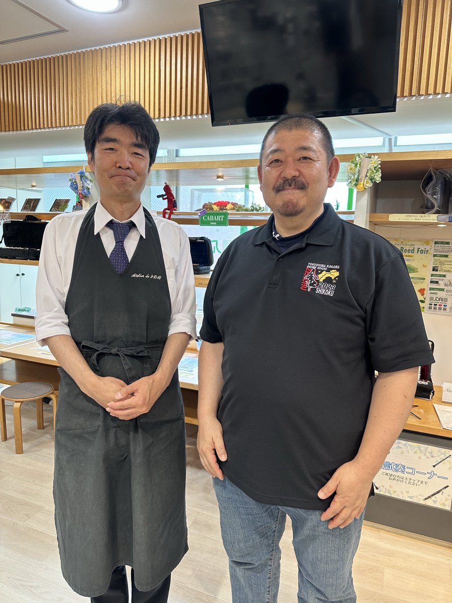 JapanDoubleReed's tweet photo. #welcometoJDR

大阪交響楽団首席ファゴット奏者
#藤崎俊久 先生にご来店いただきました✨

ありがとうござい��した😊

#bassoon
#fagotto https://t.co/Bbn3VvSfS3