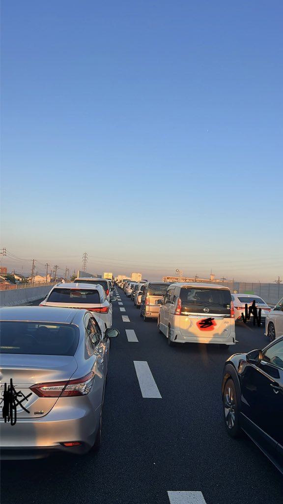 Cozy19692's tweet photo. 名神高速一宮JC手前2キロ　既に2時間半動かないwww  結構　道路に出てる人いますわw なかなか　ない機会
車でも磨こうかなぁ…
#名神高速事故
#トイレどうしようかなぁ https://t.co/GzXsM9zcd2
