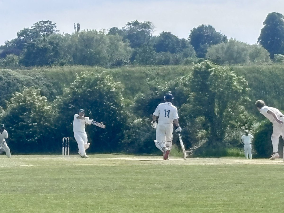 DyrhamCC's tweet photo. A good showing yesterday by our Ds Men v @KnowleCC 3s but not to be - falling 14 runs short in the chase 😞 

@KnowleCC 3s 204/8

@DyrhamCC 190ao

We go again next time and all focus now on Wednesday’s derby T20 cup tie v @PuckleCC 

#uptheDs 🦌 🏏👊💙🩵 https://t.co/LgtflWuLTD