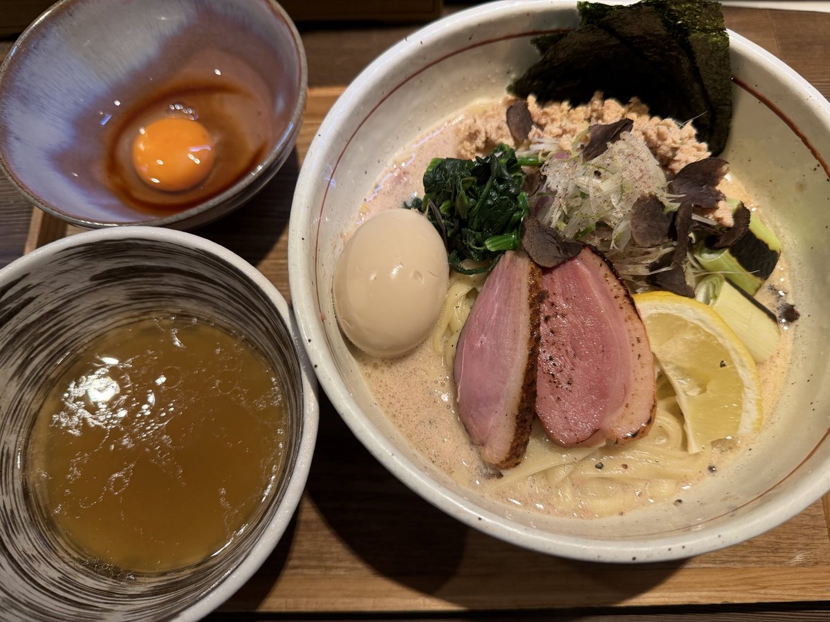 okapin's tweet photo. 鴨出汁中華蕎麦麺屋yoshiki

「I am yoshiki」

〈セットリスト〉
鴨のまぜそばつけ麺　クリーミー
鴨のまぜそばつけ麺　塩
鴨のまぜそばつけ麺　醤油
鴨のまぜそばつけ麺　スパイス

今日で一旦"終幕"😢
Love so "creamy"🥛

東京ドームで行われている"国民的行事"には目もくれず麺との別れを惜しむ https://t.co/QDGcfoTNUh