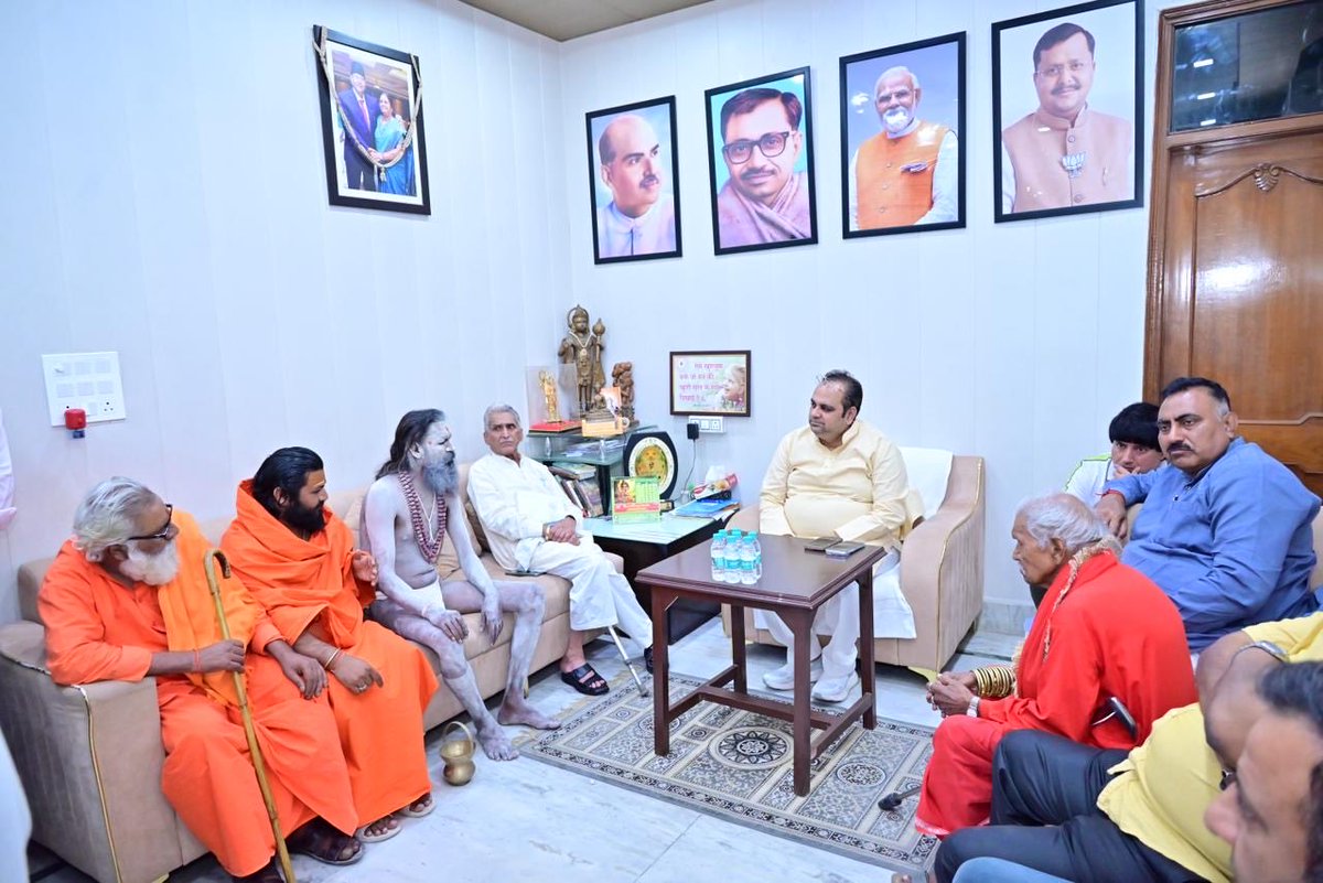 drpankajbjp's tweet photo. आज विकासपुरी विधानसभा स्थित कैंप कार्यालय में पूज्य संत-महात्माओं से आत्मीय भेंट एवं उनका आशीर्वाद प्राप्त करने का सौभाग्य मिला।

उनके सान्निध्य एवं मार्गदर्शन से समाज सेवा और जनकल्याण के कार्यों को नई ऊर्जा एवं प्रेरणा मिलती है। https://t.co/jJdFJobXa6