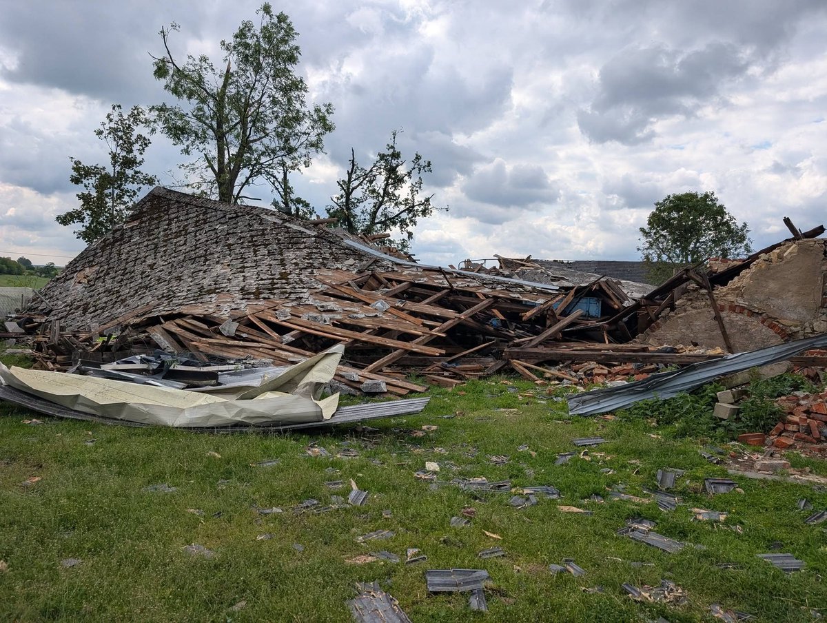 SOB_pl's tweet photo. 🏚️🌪️Jak już wczoraj informowaliśmy, wczoraj, po godzinie 17, w woj. opolskim pojawiła się #trąbapowietrzna. Wyrządziła ona punktowe, ale duże szkody.

Jak informuje, obecny na miejscu i dokumentujący szkody członek naszego Stowarzyszenia, Jakub Wyrwas, wskazują one na siłę IF2 w międzynarodowej skali Fujity. 
2 budynki gospodarcze uległy całkowitemu zniszczeniu, dachy zostały zerwane, w jednym budynku ściana prawie została wyrwana, drzewa zostały ogolone z gałęzi i złamane w pół. Nie ma szkód wskazujących na siłę powyżej IF2. 

🏚️ Część budynków musi zostać odbudowana, w obecnym stanie nie nadaje się do zamieszkania.

👉 Mieszkańcy potrzebują rąk do pracy i sprzętu ochrony osobistej (rękawice budowlane), napoje i posiłki są zapewnione przez gminę, ale strażakom pracującym na miejscu i mieszkańcom może się przydać jedzenie "do ręki", czyli na przykład bułki.
@MeteoprognozaPL @meteo_expert @NaGraHo
#obserwatorzyburz #burza #pogoda #deszcz #polska #wiosna #burze #szkody