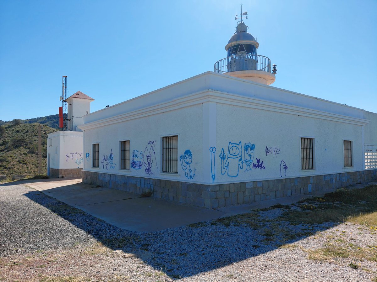 SCalblanque's tweet photo. El vandalismo es una aberración y más en espacios de gran belleza. Notificado hace más de 1 mes ahí siguen los graffiti. El faro de Portmán es del Puerto de #Cartagena, está en @CalblanquePR y a su vez entre los municipios de Cartagena y La Unión. Uno por otro la casa sin barrer. https://t.co/41tigXp3m2