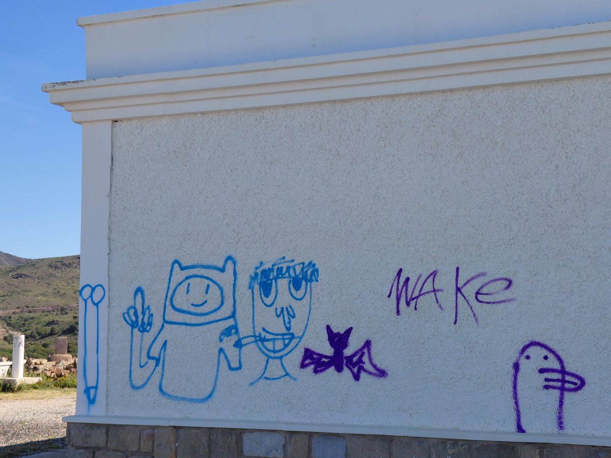 SCalblanque's tweet photo. El vandalismo es una aberración y más en espacios de gran belleza. Notificado hace más de 1 mes ahí siguen los graffiti. El faro de Portmán es del Puerto de #Cartagena, está en @CalblanquePR y a su vez entre los municipios de Cartagena y La Unión. Uno por otro la casa sin barrer. https://t.co/41tigXp3m2