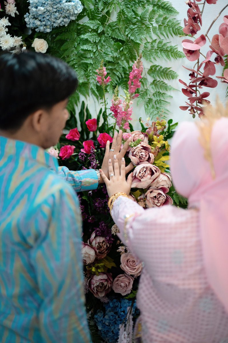 thfhnyn's tweet photo. 31 Mei 2025.
Setahun berlalu, kita mengadakan acara mappettuada (lamaran) di rumahku. 
Impian sederhana ingin dilamar seseorang di rumah. Aku tumbuh besar di rumah ini, banyak yang sudah aku lalui di rumah. Jadi, aku harus “dijemput” di rumah untuk “dibawa” keluar dari rumah ini. https://t.co/qQDOO1VqzT