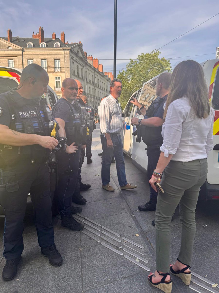 Prefet44's tweet photo. #Sécurité | Hier soir, le préfet est allé à la rencontre des forces de l’ordre mobilisées dans les quartiers et le centre ville de #Nantes.

Il condamne fermement les dégradations et les violences commises contre les fonctionnaires de police. https://t.co/zhBViAH3dC