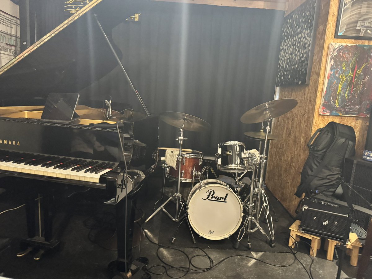 lassie55's tweet photo. 今日はライブを見に来ました
グランドピアノとドラムセットのサイズ、そして距離感の近さ
めっちゃ始まるのが楽しみで��� https://t.co/LWfNTG9eLE