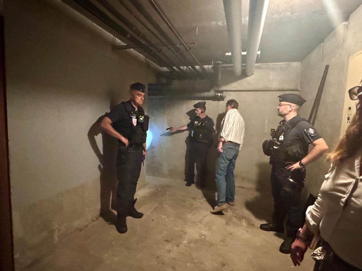 Prefet44's tweet photo. #Sécurité | Hier soir, le préfet est allé à la rencontre des forces de l’ordre mobilisées dans les quartiers et le centre ville de #Nantes.

Il condamne fermement les dégradations et les violences commises contre les fonctionnaires de police. https://t.co/zhBViAH3dC