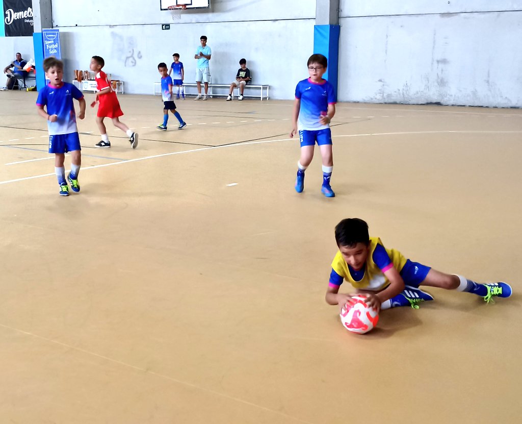 Asafusa's tweet photo. FUTBOL SALA PREBENJAMÍN
COPA B. Resultados.

SEMIFINAL 1
Futsal Castellanos 1–4 Maristas

SEMIFINAL 2
UD Villares 0–1 III Columnas Textiles B

TERCER Y CUARTO PUESTO
Futsal Castellanos 0-3 UD Villares

FINAL
Maristas 0-0 III Columnas Textiles B.
* A penaltus ganador III Columbas https://t.co/cSiYMWSsxe