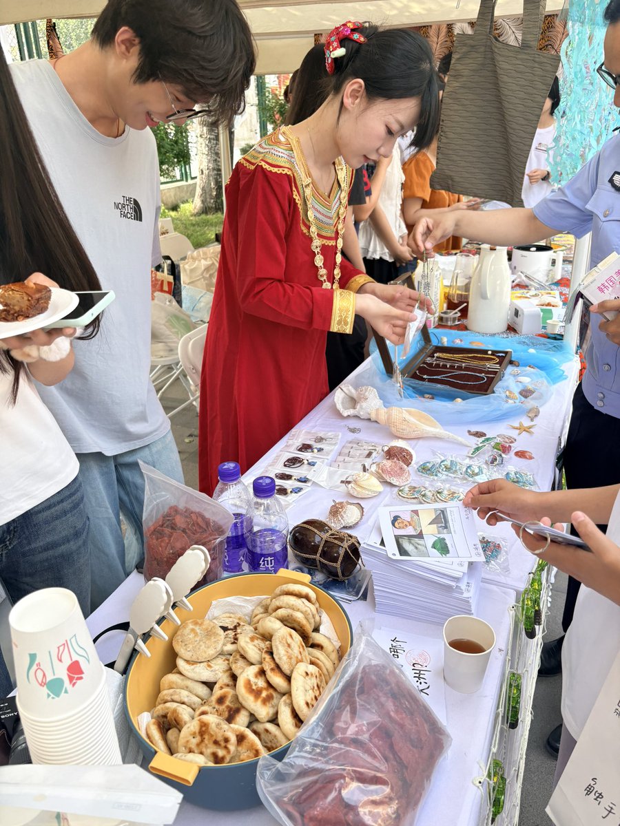Fangfang21_'s tweet photo. Today at BFSU's World Expo, the Maldives had its own cultural booth. We started making masroshi from early morning. We also prepared questions about Maldivian and Dhivehi culture (with small prizes for correct answers), designed T-shirts featuring the Dhivehi course logo. https://t.co/nln2eOIq9C