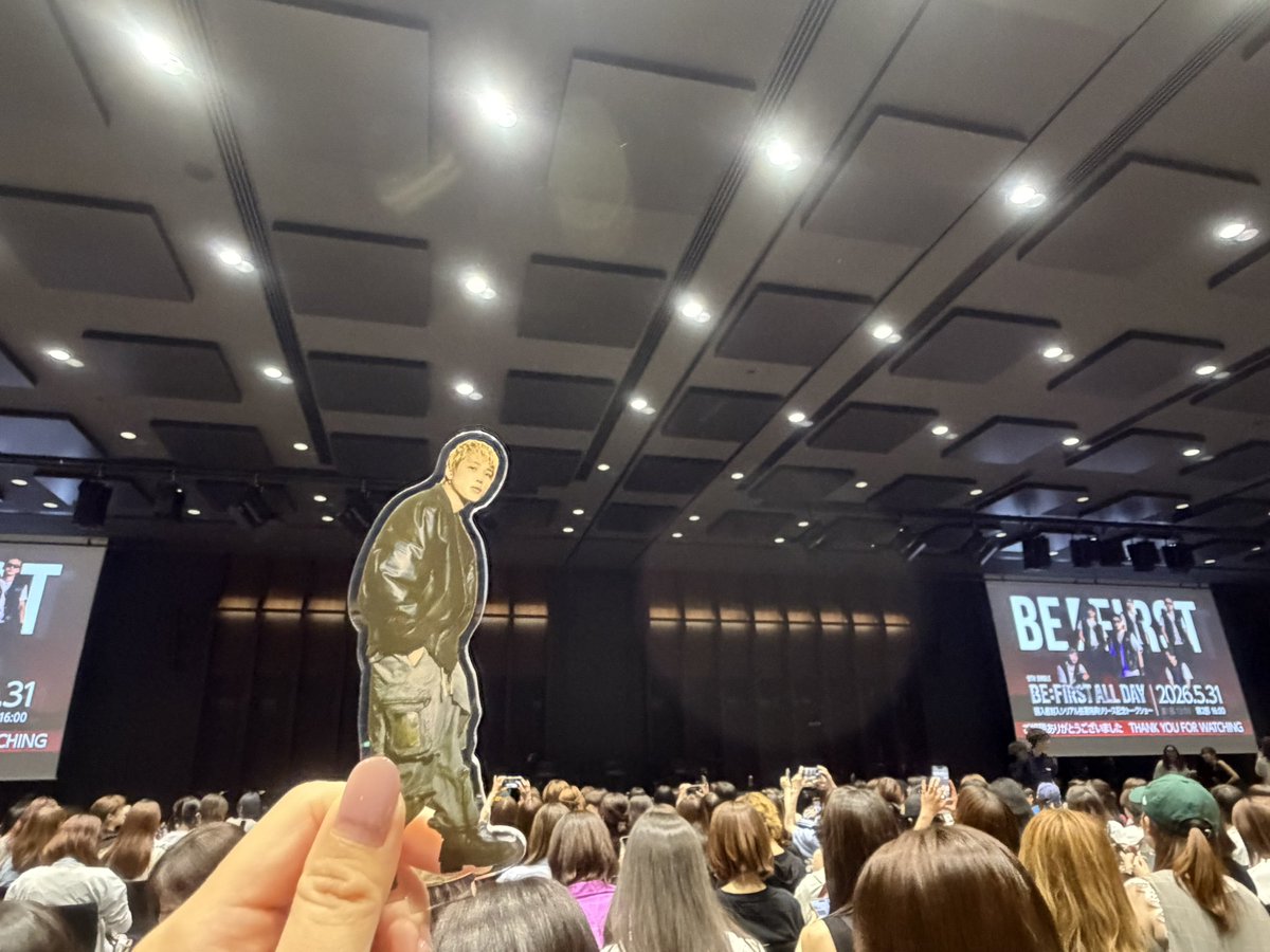 KSBFMZAS's tweet photo. シュントから確定👍もらえた😭😭😭😭😭😭😭😭😭😭😭💗💗💗💗
一瞬でもシュントの視界に入れたのしぬ🥺🥺
あの優しい微笑みが自分に向けられたの震え止まらん
ありがとうだいすき!!🧢💘💘
一番後ろの席バンザイ🙌🙌🙌
両隣のシュント推しの方もありがとうございました🙇‍♀️🙇‍♀️
 #BEFIRST
 #BF_ALLDAY https://t.co/24TfkPcl46