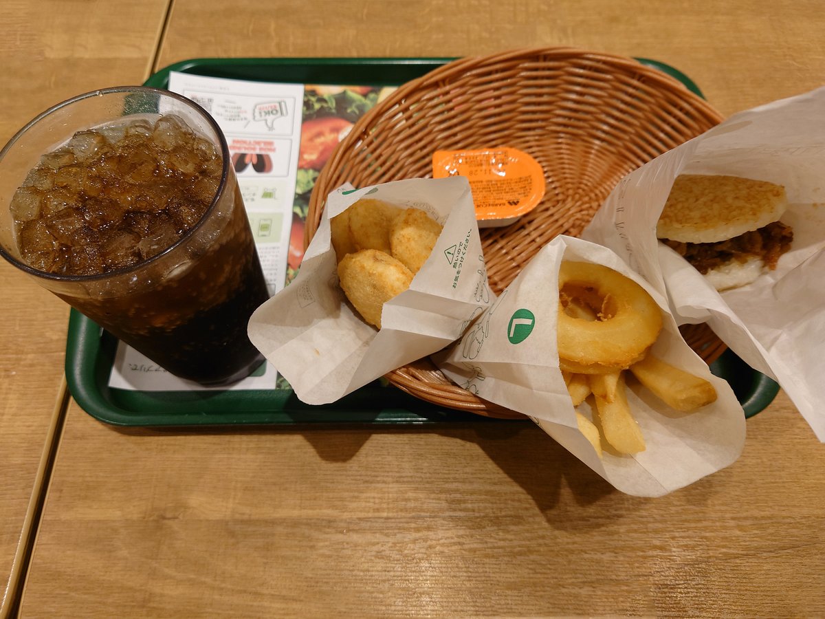 Dice_rinrin's tweet photo. モスバーガー😋

モスライスバーガー焼肉
オニポテ
チキンナゲット
ふんわりスフレパンケーキ
白桃ソーダ

ライスバーガー熱くて持つの大変だった😅
透明なグラスかと思ったら紙コップ、Lにしたから？🍑
ストローの長さが足りなくて混ぜたけど最初炭酸で苦くて最後甘かった

MとL飲んでお腹冷えた😓 https://t.co/CeNuFN1wFm