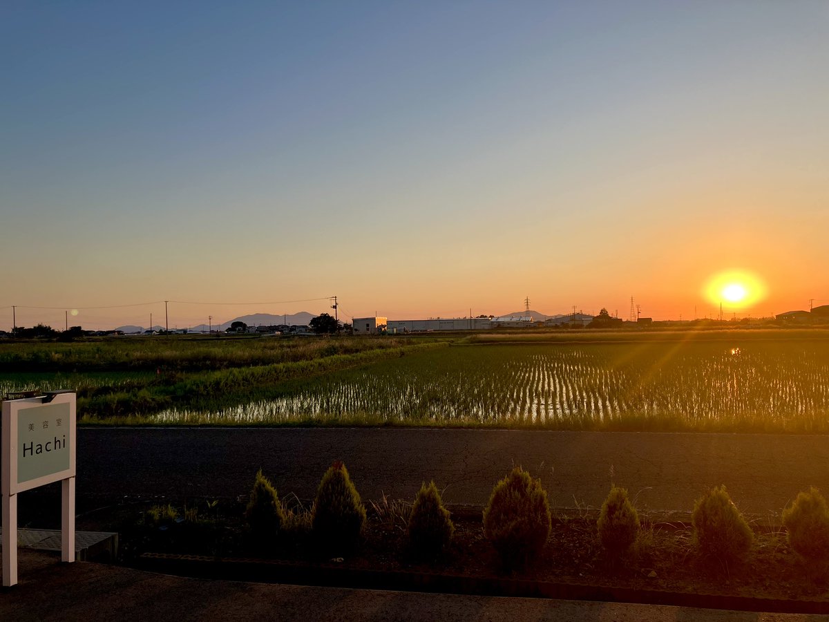 So_shi_ron's tweet photo. #イマソラ
#いまそら
#新潟市
#南区
#田んぼ
#美容室
#絶景

もうすぐ白根大凧合戦！ https://t.co/sk45mZSBc3