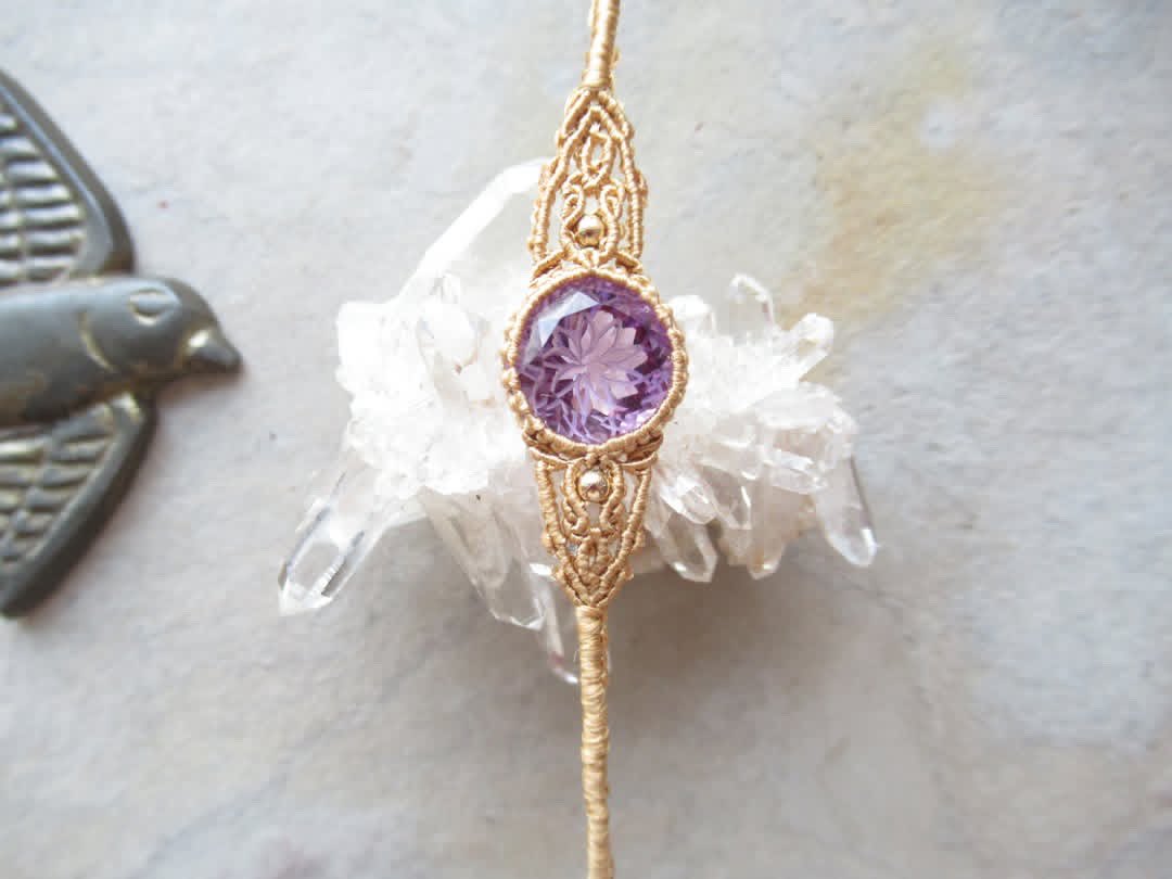 hcwmacrame's tweet photo. 仕上がりました。
直径は12mmでカットもとても綺麗です。
光が当たると条件によってピンク色が混ざったような色合いが煌めくところもすごく綺麗な一粒です✨ https://t.co/CuCkazpeZs