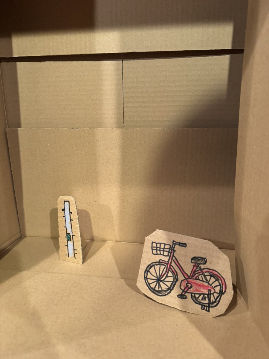 awamiduno's tweet photo. SYOMIN'S
『おいコラ、竜蔵！』
終焉いたしました。

ホントに沢山のお客様に観ていただけてしあわせです。
心から御礼申し上げます。
ありがとうございました。
打ち上がります！

実はこのミニチュアの数々、高山画伯の指示のもと、私が落書きしました🤭

#SYOMINS 
#おいコラ竜蔵 https://t.co/PjpXLEWnhI