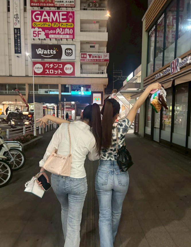 97_knp's tweet photo. お尻が大きい女二人でも大丈夫？ｗｗ https://t.co/0udRPSOvqe