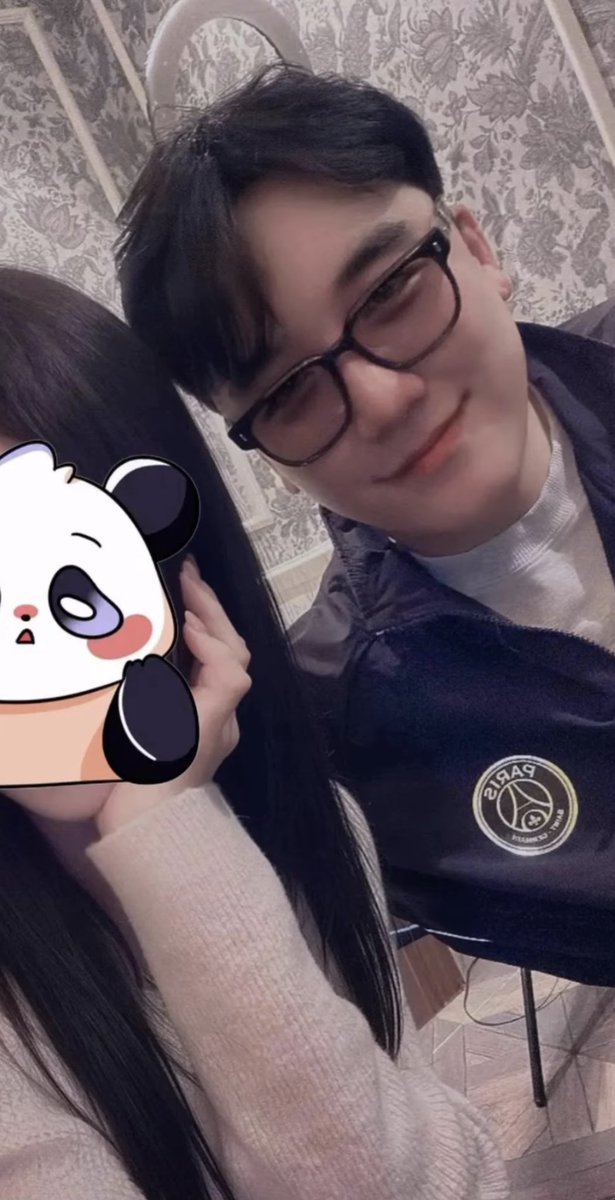 PeachBoo10_12's tweet photo. Pretty sure this is old and from the end of March. He’s wearing the same clothes - it’s just difficult to tell from the March pic cos they’ve used a filter, but the top he’s wearing underneath is the same and the zip on the jacket is the same 💔 

Plus his hairstyle + glasses https://t.co/jhFYPc4dG1