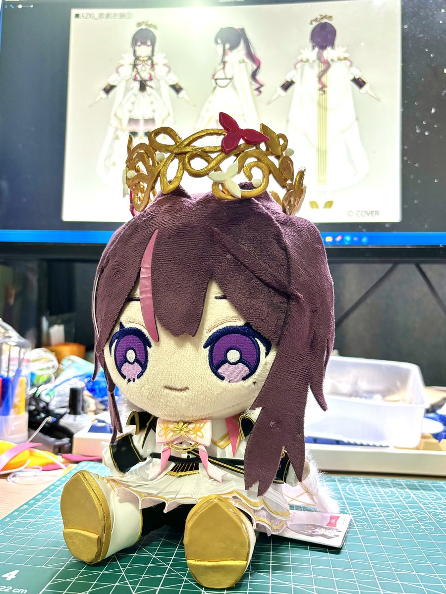 Ruisu_nui's tweet photo. この度はあずきちの白歌劇衣装をお仕立てしました⚒️✨

去年のライブで現地でこの衣装を見ていつか絶対作るって決めていました！今回はいろんなパーツが細かくてちょっと苦戦しましたが、衣装を再現できて良かったです！

いろんなところに連れていっぱい写真撮ります✨

#AZKiART #開拓者しゅげぇ部 https://t.co/2gWbU0gMsc
