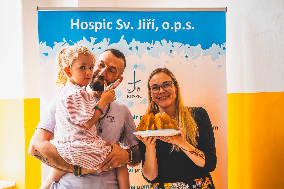 HospicJ's tweet photo. 🥮 Bábovkový den! 🥮
Právě dnes v neděli 31. května vrcholí kampaň Ministerstva práce a sociálních věcí s názvem „Dík náhradním rodinám“. Jejím cílem je poděkovat všem pěstounům a těm, kteří jim v jejich nepostradatelné roli pomáhají. Symbolem kampaně se stala bábovka.🥰 https://t.co/ftUx4b8eri