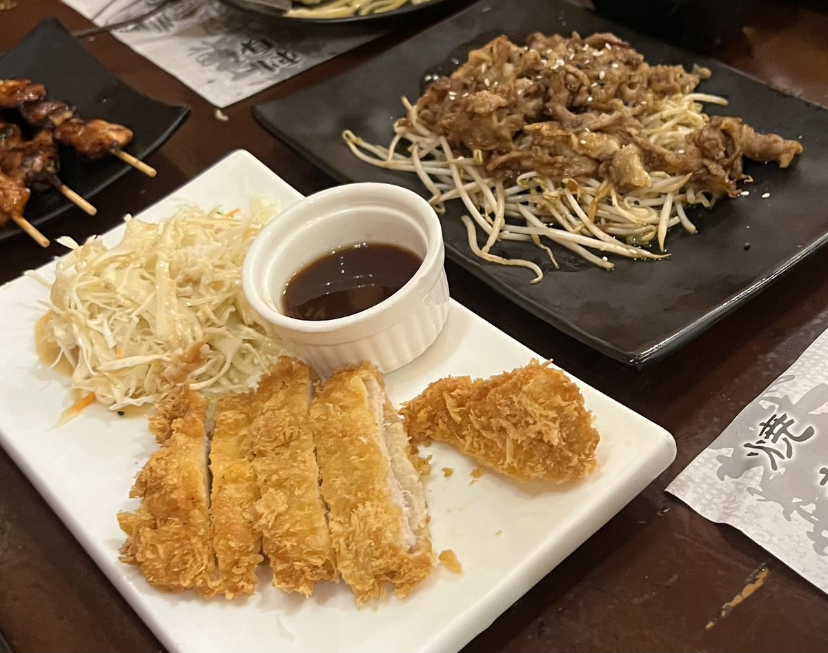 Kyo0108a947qdy1's tweet photo. フィリピン🇵🇭で過ごし��るとわかりますが彼らの普段の食生活は決して健康的ではないです

一緒にいるとフライドチキンとライスという食事が1週間の内半分くらいだったりします、しかも揚げ物を好んで食べます

野菜嫌いが多くてシニガンやブラロでも肉しか食べない人が結構います

日本料理店に行って肉料理を注文すると必ず付け合わせに野菜がありますが、その野菜食べてる人を見たことがほぼありません

そのせいか実年齢より歳上に見える人が多い気がしますし、30歳超えると体型が崩れてしまう人の割合が日本人より多いと思います

��の感覚では日本に長くいるフィリピン人は実年齢より若く見える人が多いと思います、日本の食生活に慣れたフィリピン人は自然と野菜を食べるようになるのが原因な気がします

健康の為に野菜を食べて揚げ物を控えた方が良いと思うのですがなぜ野菜嫌いな人が多いのでしょうか

←日本🇯🇵の料理には野菜が付く

フィリピン🇵🇭でよくある食事→