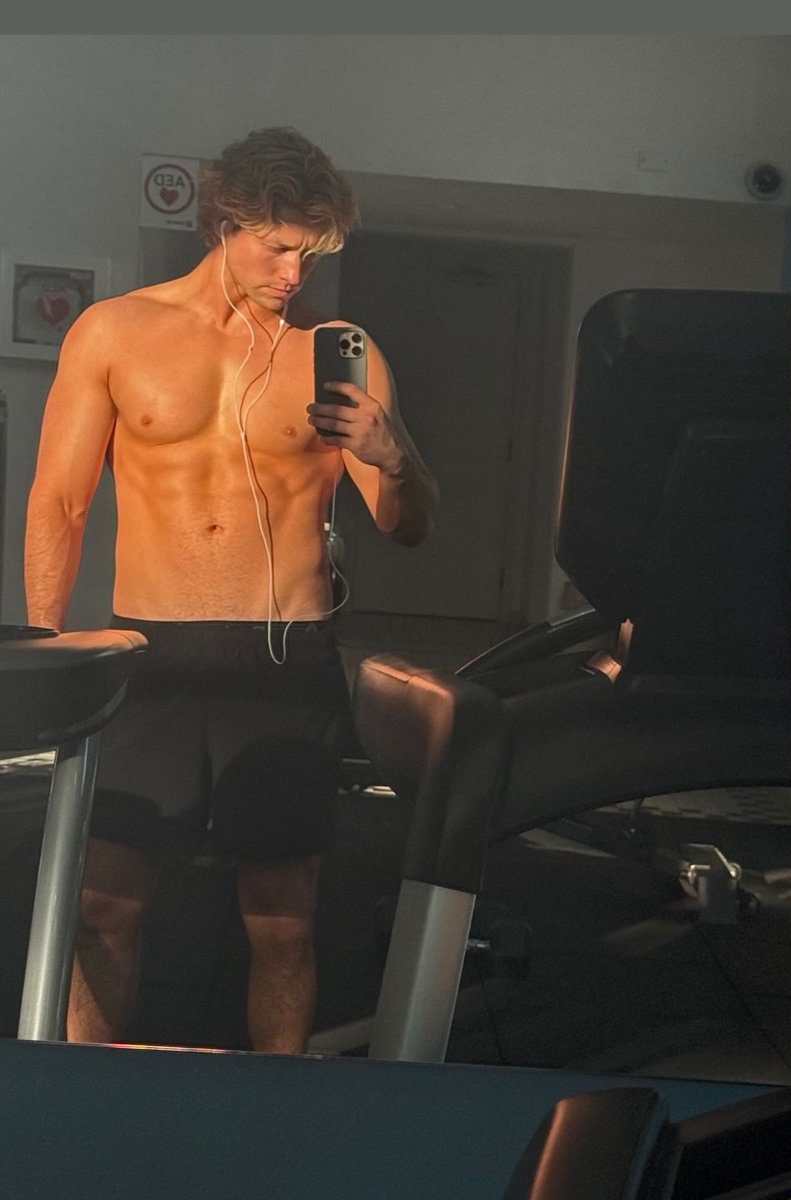 graxlightsup's tweet photo. i have no words just blond stephen like dean https://t.co/3biDf0CSHh
