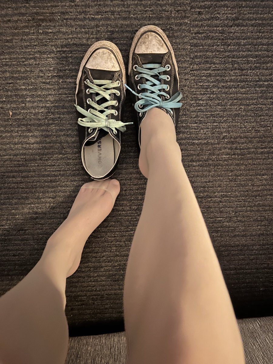 Minalovdsocks's tweet photo. Black socks over sheer pantyhose today 🖤 Do you like my low Converse?
#PantyhoseAndSocks #ConverseGirl #DenimShorts #LowTopConverse #SocksOverTights https://t.co/KuGpVf8BS5