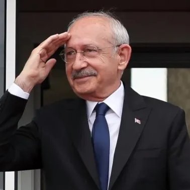 etkilihaberyeni's tweet photo. Tutuklu Gazeteci İsmail Arı, Kılıçdaroğlu ile cezaevine yaptığı görüşmeyi anlattı:

"Bir ay önce mutlak butlanı kabul edeceğini açıkça bana söyleyen Kılıçdaroğlu’nun anlattıklarından anladığım şu: 'Kurultay satın alındı' diyerek kurultayı kaybetmeyi hiç beklemediğini ve bu yenilgiyi hâlâ sindiremediğini anladım.

Yıllarca milletvekilliği, belediye başkanlığı yaptırdığı isimleri 'hırsızlıkla"'suçlayıp kendisi hakkındaki 'olumsuz' değerlendirmeler içeren haberleri 'asla okuyup takip etmediğini' söylüyor.

Hayatımda bu kadar çok şaşırdığım kaç günüm oldu bilmiyorum. Hatta uzun bir süre şaşkınlığımı, üzüntümü atlatamadım. Ve bir süre sonra da CHP Genel Merkezi’nde yaşanan demokrasi ayıbını, Kılıçdaroğlu’nun sebep olduklarını cezaevinde anbean takip ettim. Ülkesini ve halkını çok sevdiğini iddia eden bir politikacı; ülkesine, halkına bu kötülüğü neden yapar?"