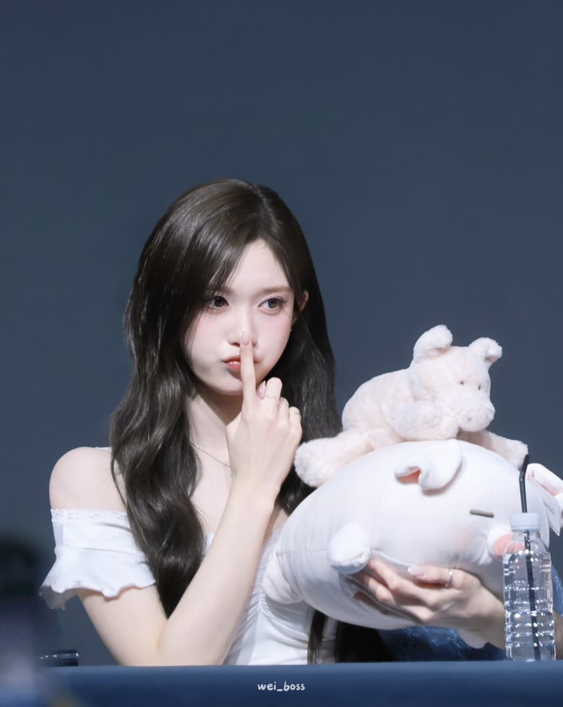 wei_boss's tweet photo. 260531 아기돼지 🐽

#이서 #LEESEO #아이브 #IVE https://t.co/wb33TyJOSd