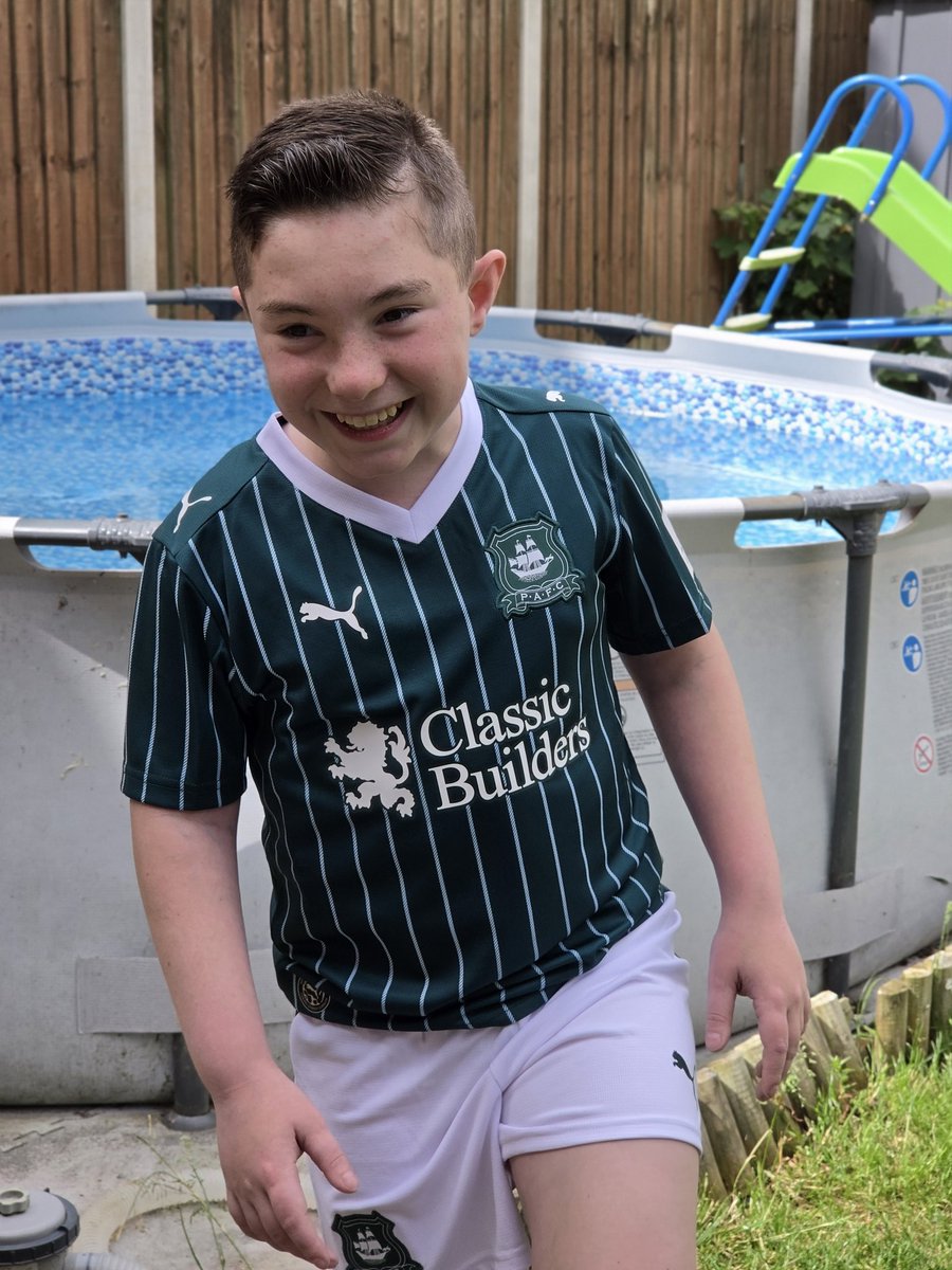 ClaireM73531493's tweet photo. Very lucky boy, the new kit is really nice โฝ๏ธ๐โฝ๏ธ๐
@Argyle
#argyle #plymouthargyle #pafc #hiddenillness #hiddendisability #thatsmile #coyg #greenarmy https://t.co/NDkJ5sljYm