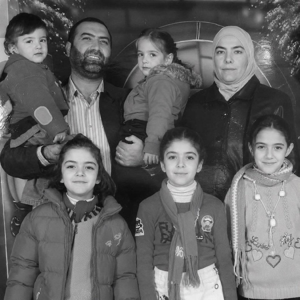 IcchikuYamada's tweet photo. لا كلمات تكفي.

حتى الآن، ما زلت عاجزاً عن العثور على الكلمات التي تعبّر عن حجم الحزن والصدمة التي أشعر بها.

رحمهم الله رحمةً واسعة، وألهم أحبّاءهم الصبر والسلوان.

لكن هذه المأساة تذكّرنا بواقعٍ أكبر وأكثر إيلاماً. فما زالت عشرات الآلاف من العائلات السورية تبحث عن أحبّائها، وتنتظر معرفة مصيرهم بعد سنوات طويلة من الغياب والمعاناة وعدم اليقين.

إننا مدينون لهم بالحقيقة. ومدينون لهم بالعدالة.

ويجب أن يبقى حقّهم في المعرفة، وحقّهم في المساءلة والمحاسبة، في صميم كل نقاشٍ وجهدٍ ومسارٍ يُعن.