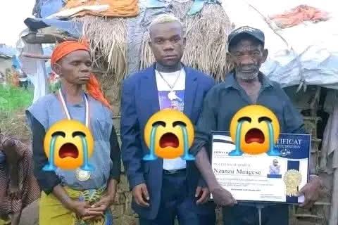 RDC_Times's tweet photo. Pendant que FELIX TSHISEKEDI déploie toute son énergie pour changer la constitution afin de de maintenir au Pouvoir, à l'Est de la RDC ça brûle , l'ADF vient de tuer en plein centre ville de BENI parmi les victimes le célèbre artiste pygmé NZANZU MANGESE tué avec ses parents. https://t.co/34Z1MpdEjv