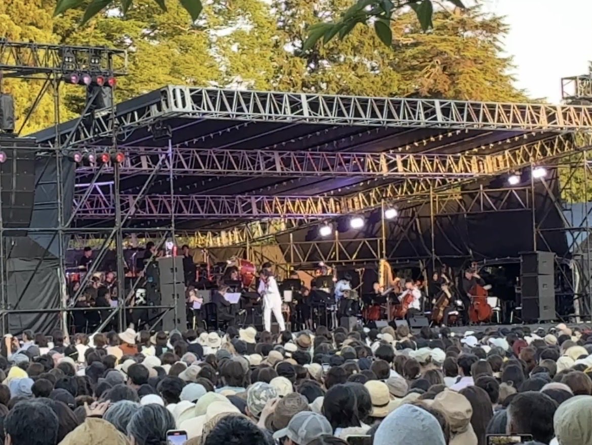 Komatsu_Ryota's tweet photo. 葉加瀬太郎音楽祭2日目、上妻宏光さんと久しぶりにお会いしました！

葉加瀬さんともツーショット📸

昨日より更に暑かったですけど盛り上がりましたね！たくさんのご来場ありがとうございました！

#小松亮太
#バンドネオン
#葉加瀬太郎音楽祭 https://t.co/24ykORwFhD