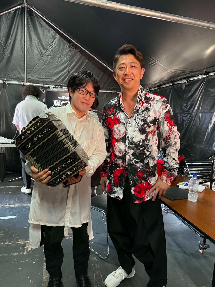 Komatsu_Ryota's tweet photo. 葉加瀬太郎音楽祭2日目、上妻宏光さんと久しぶりにお会いしました！

葉加瀬さんともツーショット📸

昨日より更に暑かったですけど盛り上がりましたね！たくさんのご来場ありがとうございました！

#小松亮太
#バンドネオン
#葉加瀬太郎音楽祭 https://t.co/24ykORwFhD