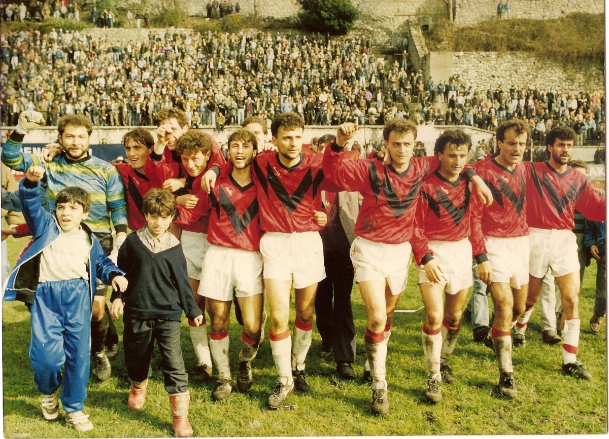 BestPeace67's tweet photo. ⚒ Zonguldakspor Tarihinde Bugün
31 Mayıs 1992
Ereğlispor'u Uğur Terzi'nin golüyle mağlup etmeyi başaran Zonguldakspor İstanbul’dan gelen Çengelköy’ün beraberlik haberi ile averajla 3.Lig 9.grubu lider bitirerek 2.Lige yükseldi... https://t.co/KEvt42tTEr