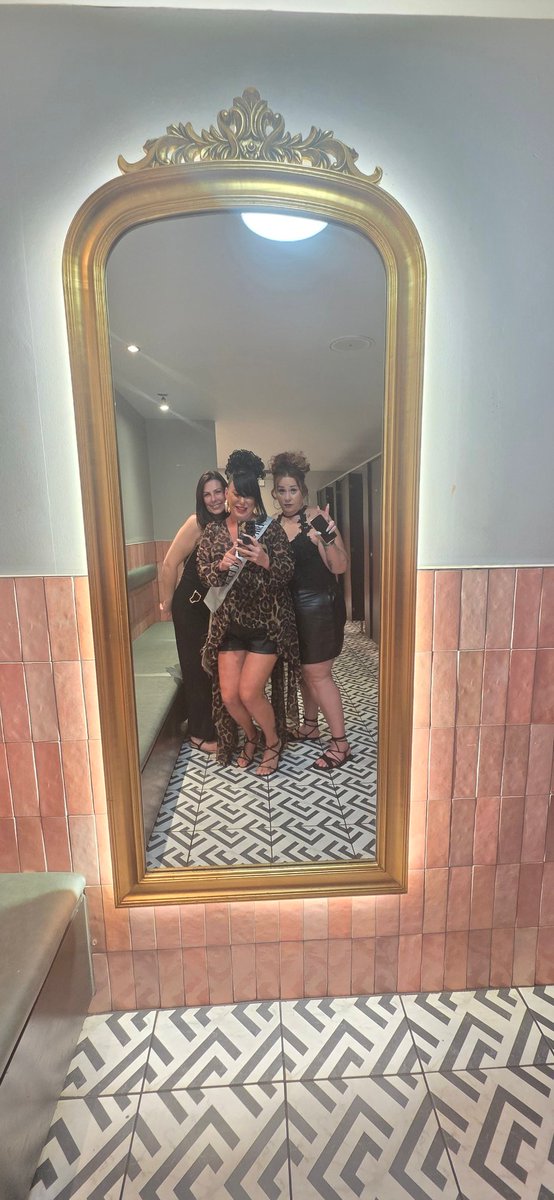 mrss009's tweet photo. What an amazing day and night with the best bunch of people. 
We drank, we danced and we laughed. 
I thought I was tripping out coming back from the toilet and the lot of them had masks of my face on 🤣🤣

The effort made was unreal. 

#extendedbirthdaycelabrations #friendship https://t.co/vDnKDKDI4E