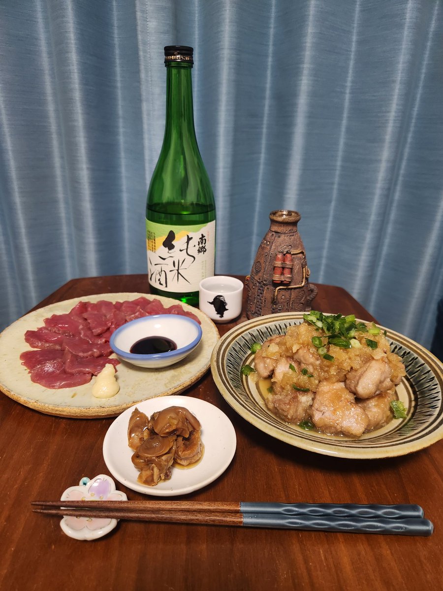 chanjun1206's tweet photo. 本日はヘルシーお肉で乾杯🍻
豚ヒレのみぞれ煮に馬刺でガッツリ食べつつカロリー、脂質押さえ目にしてみました🤤なのに日本酒にあいまくる～😆常温のお酒を嗜めるようになって、また美味しい幅が広がります😚
(お肉じゃないけど)おみやげでいただいたばい貝のうま煮もお酒泥棒ですね🐚
#南郷 純米酒🍶 https://t.co/bBd4yMzqir