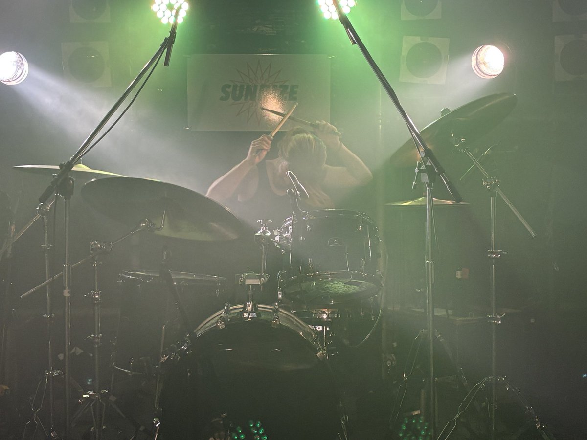 torukantoku853's tweet photo. 【Tokyo Doom Fest 2026 Day 2】
③Lightning Swells Forever
欧米ストーナーバンドの中に混ぜても遜色ない、通用する…
２年前の初見でそんな印象受けて一目惚れ。
リズム隊のテンポ良いヘヴィでラウドな跳ね方で心を踊り。
浮遊感あるリフとギターソロで、我々は酩酊…
バンドの演奏は過去一刺激的！ https://t.co/xR9jtiHzvI