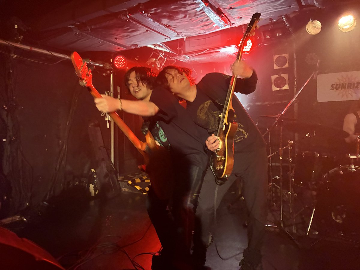 torukantoku853's tweet photo. 【Tokyo Doom Fest 2026 Day 2】
③Lightning Swells Forever
欧米ストーナーバンドの中に混ぜても遜色ない、通用する…
２年前の初見でそんな印象受けて一目惚れ。
リズム隊のテンポ良いヘヴィでラウドな跳ね方で心を踊り。
浮遊感あるリフとギターソロで、我々は酩酊…
バンドの演奏は過去一刺激的！ https://t.co/xR9jtiHzvI
