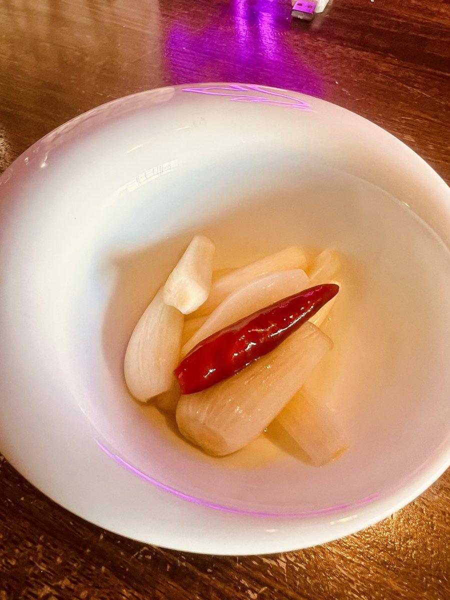 modernlovers65's tweet photo. 毎年恒例のおふくろらっきょ
ありまーす♪
箸休めのつもりが、ついつい手が伸びる自家製らっきょ。
シャキシャキ食感と絶妙な甘酢加減で、お酒のお供にもぴったりです。 https://t.co/rZ9WJRDZwc