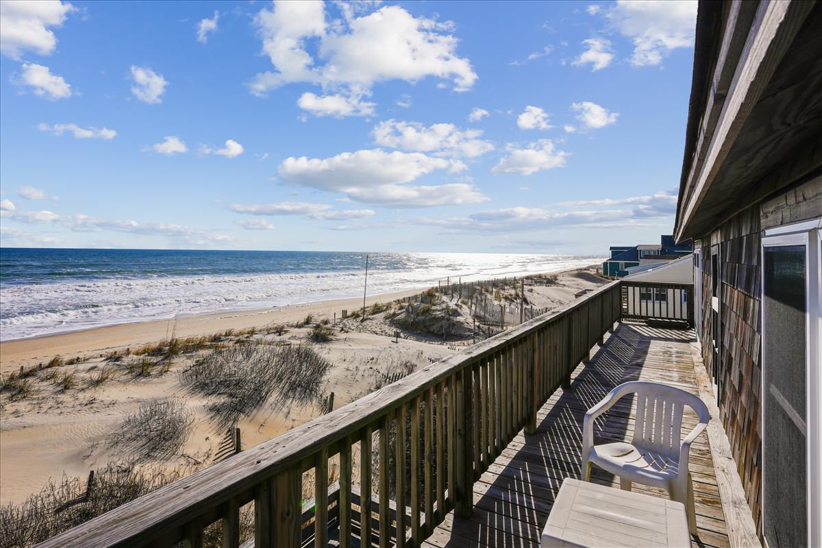 AtlanticRealOBX's tweet photo. Escape to this classic 6-bedroom oceanfront cottage in Kitty Hawk where lazy mornings on the wraparound porch &amp; endless ocean views are part of the daily routine. Book your stay today: https://t.co/dcMrZAzAbB https://t.co/k0f0UI7k7s