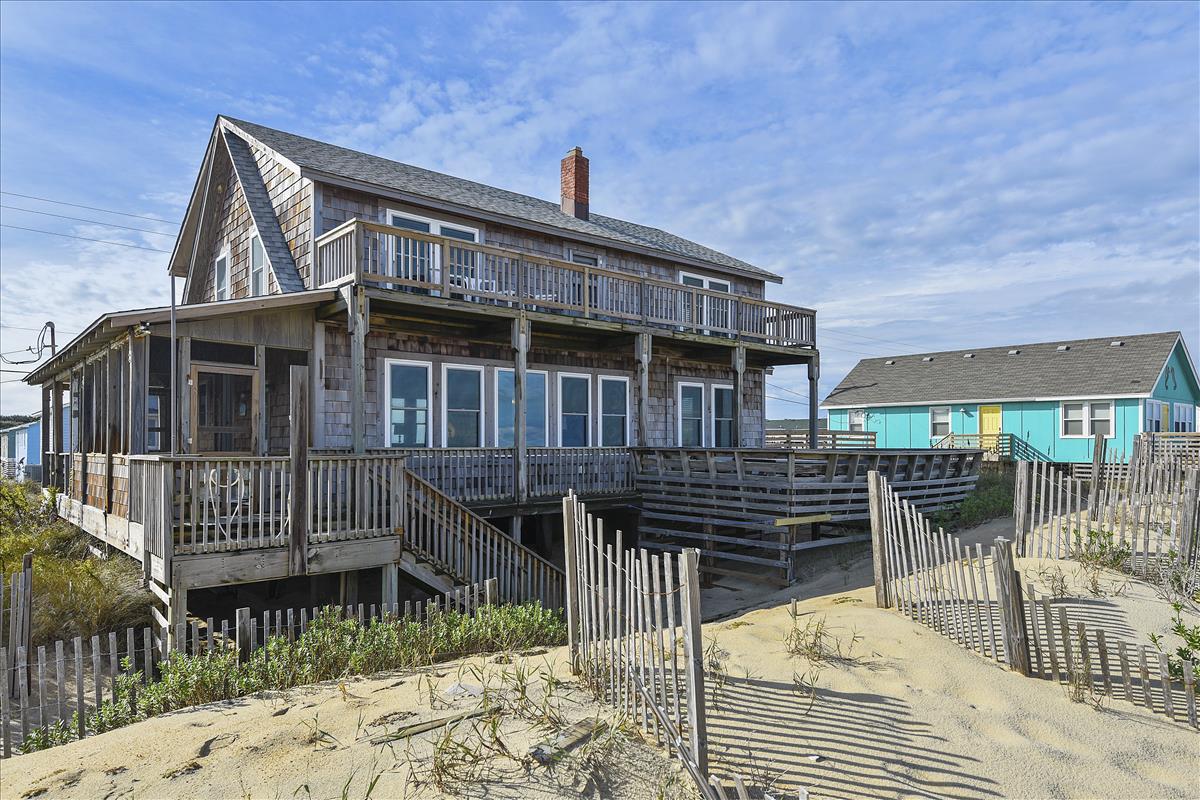 AtlanticRealOBX's tweet photo. Escape to this classic 6-bedroom oceanfront cottage in Kitty Hawk where lazy mornings on the wraparound porch &amp; endless ocean views are part of the daily routine. Book your stay today: https://t.co/dcMrZAzAbB https://t.co/k0f0UI7k7s