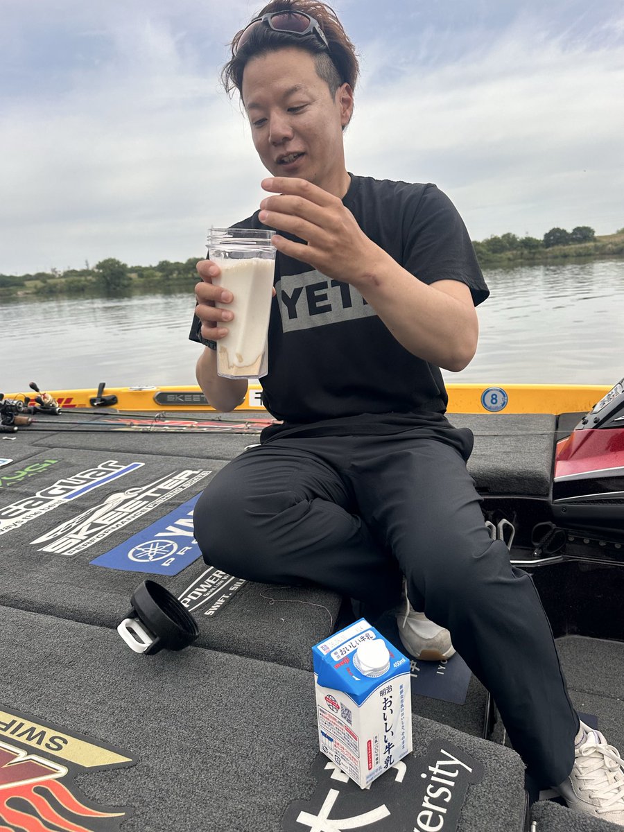 takumi_no_oheya's tweet photo. ボートでの湖上食✨
RICO・RICOのE-NA PREMIUMシトラスヨーグルト味を牛乳で割って飲んでます🤭
僕はゆで卵2つと、RICO・RICOプロテイ���4杯においしい牛乳400mlで完結しましたが、オススメは、プロテイン2杯に牛乳200mlを飲んだ後におにぎり🍙1つ的な感じみたいです😽
はじめにプロテイン飲む事で、血糖値が上がりずらく、その後の🍙で満足感と、集中力持続につなげるのも良いと思います‼️